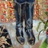 Femme aux bottes noires et son chien